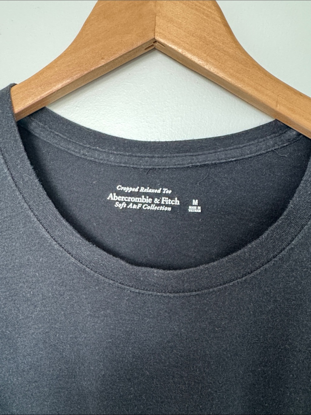 Abercrombie & Fitch Black Cropped Crew Tee Size Medium - Picture 2 of 4